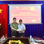 Công an thành phố thăm, tặng quà trẻ em khuyết tật có hoàn cảnh khó khăn tại Trung tâm Hỗ trợ phát triển giáo dục hòa nhập Hậu Giang
