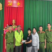 Công an xã Phong Điền trao trả tài sản bị đánh rơi cho người dân