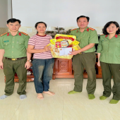 Phòng Tham mưu Công an thành phố Cần Thơ thăm, chúc Tết  nguyên lãnh đạo và cán bộ, chiến sĩ có hoàn cảnh khó khăn