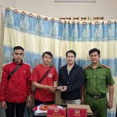 Công an xã Thạnh Xuân hỗ trợ người dân nhận lại tài sản bị đánh rơi