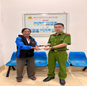 Mùng 1 xuân Bính Ngọ: Lan tỏa việc tốt - trao trả tài sản cho người đánh rơi.