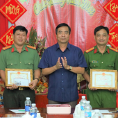 Khen thưởng tập thể, cá nhân tham gia truy xét bắt nhanh đối tượng cướp giật tài sản