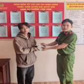 Công an phường Long Bình kịp thời trao trả tài sản đánh rơi cho người dân trong dịp Tết