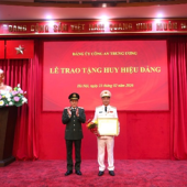 Trao tặng Huy hiệu 30 năm tuổi Đảng đối với Thứ trưởng Phạm Thế Tùng