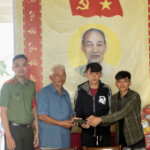 Công an xã Tân Long tiếp nhận, trao trả điện thoại cho người dân đánh rơi