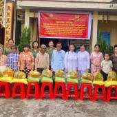 Phòng An ninh nội địa phối hợp tổ chức tặng quà cho bà con Nhân dân có hoàn cảnh khó khăn trên địa bàn phường Ô Môn, thành phố Cần Thơ