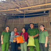 Thanh niên, Phụ nữ Công an xã Kế Sách quán triệt tinh thần “Gần dân nhất” thông qua hoạt động thăm, tặng quà cho các gia đình có hoàn cảnh khó khăn trên địa bàn đóng quân.