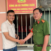 Công an xã Trường Xuân hỗ trợ người dân nhận lại  63 triệu đồng chuyển nhầm