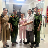 Công an phường Bình Thủy trao trả tài sản  cho công dân đánh rơi