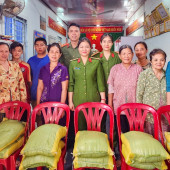 Lan tỏa yêu thương ngày 8/3 từ phong trào “Gần dân nhất” của Công an phường Cái Răng