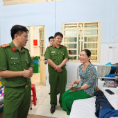 Công an phường Tân An hỗ trợ cử tri tại bệnh viện thực hiện quyền bầu cử
