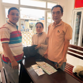 Cán bộ Trại Tạm giam số 1, Công an thành phố Cần Thơ  trao trả tài sản cho người dân đánh rơi