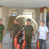 Công an xã Tân Hòa bảo đảm an toàn phòng cháy chữa cháy tại các điểm bầu cử trên địa bàn