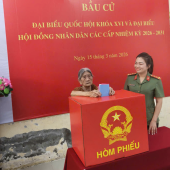 Cử tri gần 100 tuổi tham gia bỏ phiếu bầu cử