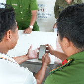 Công an Cần Thơ "đi từng ngõ, gõ từng nhà" hỗ trợ người dân chuyển đổi số