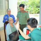 Khám mắt và tặng quà cho người dân xã Phụng Hiệp