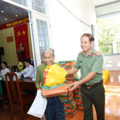 Gần dân hơn qua chương trình khám mắt và cấp thuốc miễn phí