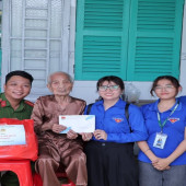 Chi đoàn Công an phường Hưng Phú thăm hỏi, tặng quà Mẹ Việt Nam Anh hùng