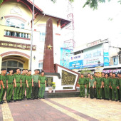 Học viên lớp Bồi dưỡng lý luận chính trị dành cho đảng viên mới khóa I năm 2026 đi thực tế tham quan Nhà truyền thống lực lượng Công an thành phố Cần Thơ