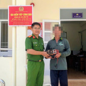 Người dân xã Liêu Tú tự nguyện bàn giao thiết bị đánh bắt thuỷ sản trái phép