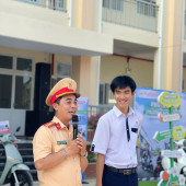 Phòng Cảnh sát Giao thông Công an thành phố giáo dục kiến thức pháp luật về trật tự, an toàn giao thông và hướng dẫn kỹ năng tham gia giao thông an toàn cho học sinh