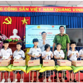 Công an phường Bình Thủy thiết thực hưởng ứng phong trào thi đua  “Ba nhất”, trao tặng quà cho học sinh có hoàn cảnh khó khăn