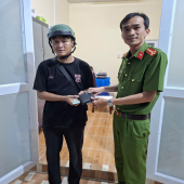 Công an xã Trường Long trao trả tài sản cho người dân bị đánh rơi