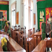 Công an xã Hiệp Hưng trao trả lại tài sản của người dân bị đánh rơi