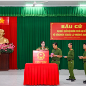 Phòng Cảnh sát cơ động Công an thành phố Cần Thơ gương mẫu thực hiện nghĩa vụ công dân, quyết tâm bảo vệ an toàn bầu cử