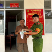 Công an xã Hiệp Hưng tiếp nhận và trao trả tài sản cho người đánh rơi