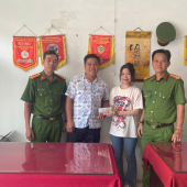 Công an phường Cái Khế hỗ trợ người dân nhận lại hơn 79 triệu đồng chuyển khoản nhầm