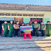 Ấm áp tình người qua chương trình “Mẹ đỡ đầu” tại xã Tài Văn.