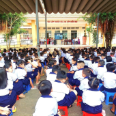 Công an phường Sóc Trăng: Tuyên truyền an toàn giao thông và tặng quà học sinh vượt khó