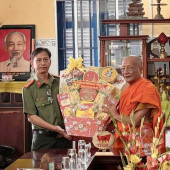 Công an phường Sóc Trăng thăm hỏi, chúc Tết Chôl Chnăm Thmây 2026 tại các chùa Nam tông Khmer