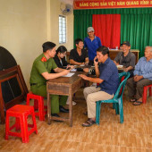 Công an xã Mỹ Hương tăng cường hỗ trợ Nhân dân tích hợp giấy tờ trên VNeID