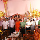 Lãnh đạo Công an TP Cần Thơ thăm, chúc Tết Chôl Chnăm Thmây tại phường Khánh Hòa và Vĩnh Châu