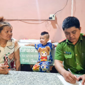 Kịp thời hỗ trợ cháu bé đi lạc trở về với gia đình