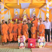 Ấm áp tình đoàn kết trong chuyến thăm chúc Tết Chôl Chnăm Thmây tại xã Ngọc Tố