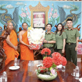 Công an phường Sóc Trăng thăm hỏi, chúc Tết Chôl Chnăm Thmây 2026 tại các chùa Nam tông Khmer