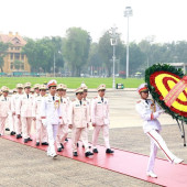 Đoàn đại biểu lực lượng Tham mưu Công an nhân dân vào Lăng viếng Chủ tịch Hồ Chí Minh và tưởng niệm các Anh hùng liệt sĩ