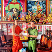 Công an phường Khánh Hòa thăm, chúc Tết Chôl Chnăm Thmây, thắt chặt tình đoàn kết quân - dân