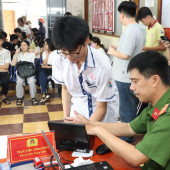 Công an phường Phú Lợi cấp căn cước cho học sinh, kết hợp tuyên truyền phòng, chống ma túy