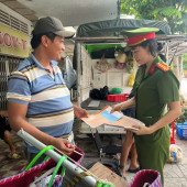 Công an phường Bình Thủy đẩy mạnh tuyên truyền pháp luật giao thông lưu động, lan tỏa phong trào “Ba nhất: Kỷ luật nhất - Trung thành nhất - Gần dân nhất”