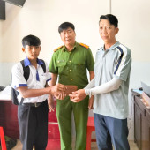 Học sinh nhặt được của rơi, giao nộp Công an tìm người trả lại