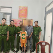 Công an phường Ô Môn bàn giao cháu bé bị lạc cho đại diện gia đình