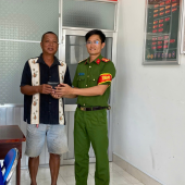 Công an xã Cờ Đỏ trao trả tài sản cho người dân đánh rơi