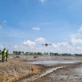 Công an xã Thạnh An phối hợp với Quân sự xã quản lý chặt thiết bị bay không người lái dùng trong sản xuất nông nghiệp