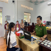 Công an xã Phú Tâm phục vụ Nhân dân cấp căn cước, định danh điện tử trong ngày nghỉ, Lễ