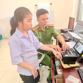 Công an xã Vĩnh Viễn cấp căn cước, định danh điện tử mức 2 cho trẻ em với phương châm “Vì Nhân dân phục vụ”, “làm hết việc, không hết giờ”