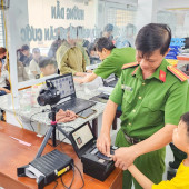 Công an phường Cái Răng phục vụ cấp căn cước, định danh điện tử cho Nhân dân xuyên Lễ
